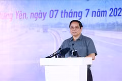 越南政府总理范明政出席连接河内-海防高速公路和惹桥-宁平高速公路的公路修建项目落成仪式。图自越通社