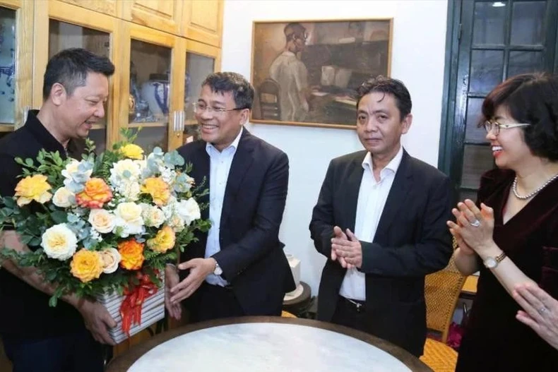 越南UNESCO国家委员会代表祝贺已故作曲家黄云的音乐收藏集被列入《世界记忆名录》。图自越通社