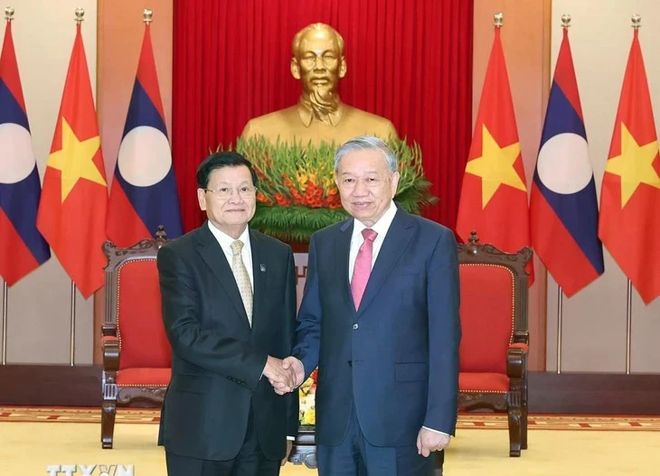 老挝人民民主共和国主席通伦·西苏里和越共中央总书记苏林。图自越通社