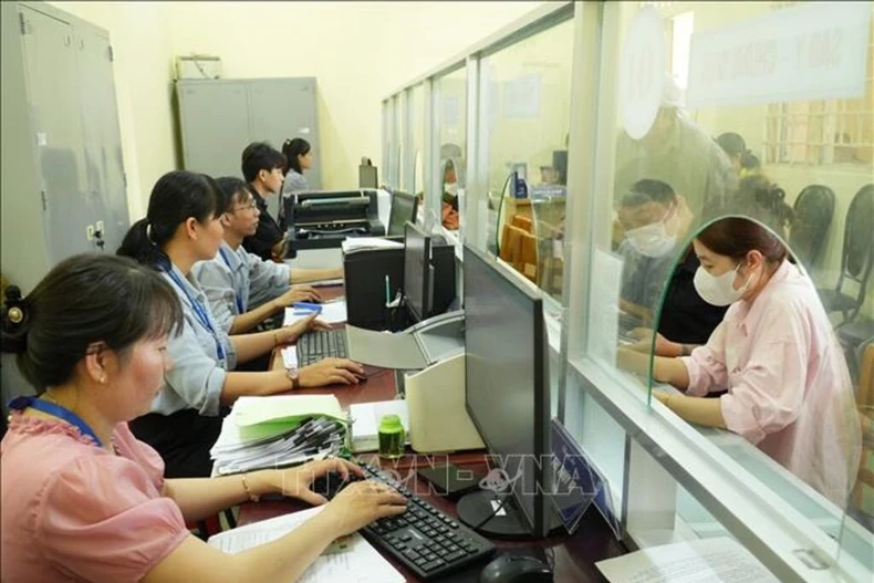 胡志明市泰美乡干部、公务员为群众办理行政手续。图自越通社