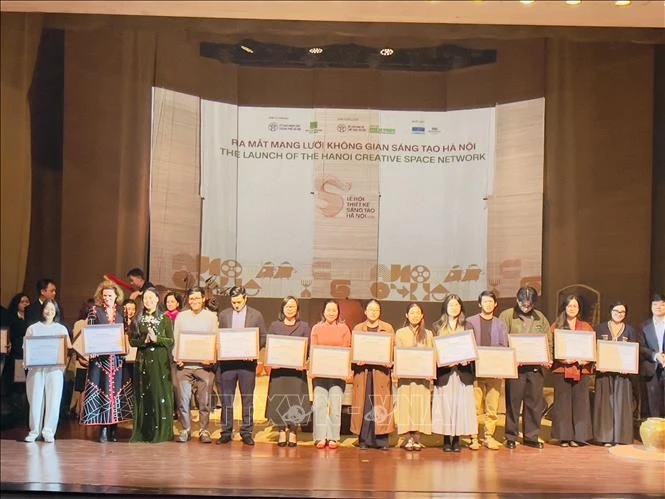 河内市文化与体育局公布并向82个符合标准的创意文化空间授予“河内创意文化空间”认证。图自越通社