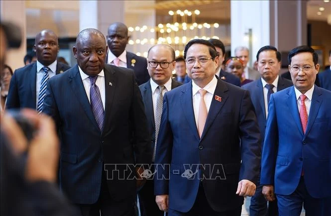 越南政府总理范明政与南非总统拉马福萨出席越南—南非企业论坛。图自越通社