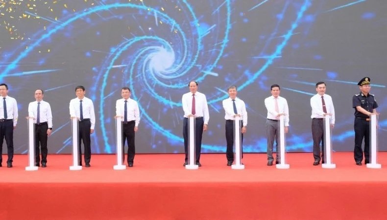 越南高平省隆重举行驮隆(Tà Lùng)-中国水口(Thủy Khẩu)口岸升级为国际边境口岸的仪式。图自高平报