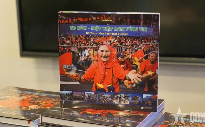 《八十载征程：自信与坚定的越南》摄影画册。图自越通社