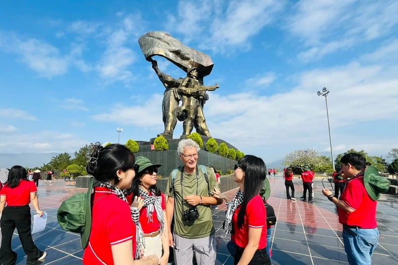 游客参观奠边府胜利纪念碑。图自越通社