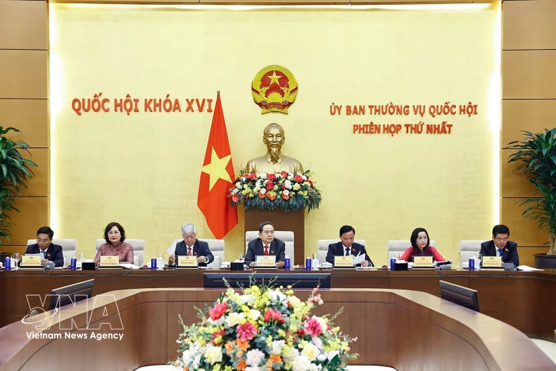 越南国会主席陈青敏主持召开第十五届国会常务委员会第一次会议。图自越通社