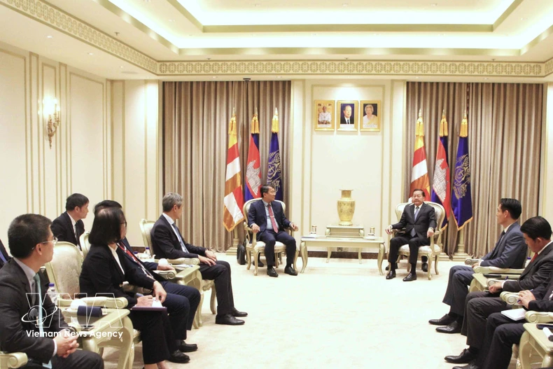 越共中央委员、外交部常务副部长阮明羽在金边拜会了柬埔寨王国第一副首相涅沙文。图自越通社