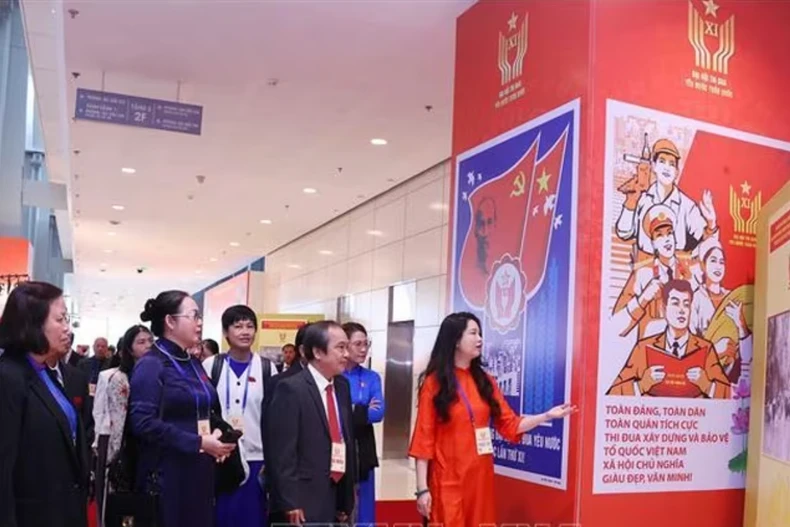 越南通讯社展区通过近200幅资料图片。图自越通社