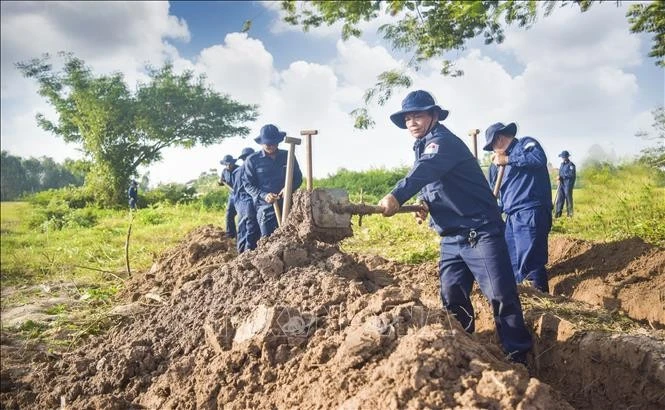 K91队赴柬埔寨搜寻烈士遗骸发现5具遗骸。图自越通社
