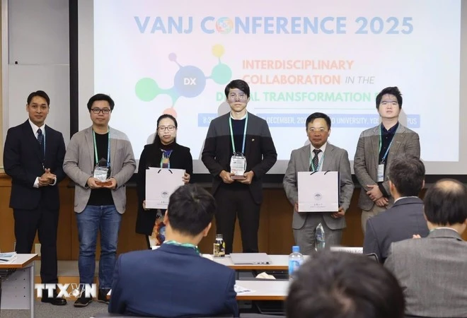 组委会向研讨会演讲嘉宾颁发纪念章。图自越通社