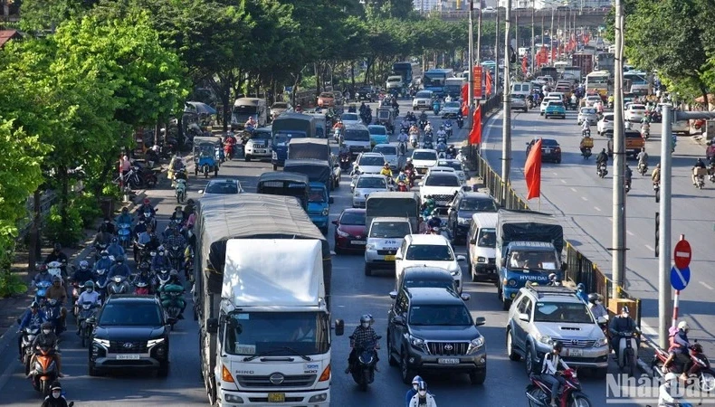 排放自交通运输工具的污染物是导致大城市空气污染的主要原因之一。图自人民报