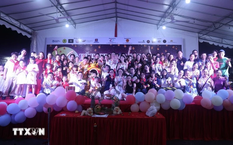 2025年中秋节在越南驻新加坡大使馆举行。图自越通社