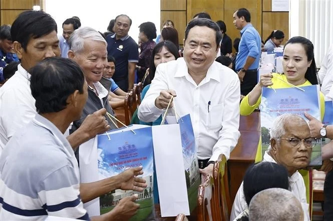 越南国会主席陈青敏向茶荣省贫困家庭和困难工人赠送春节慰问品。图自越通社