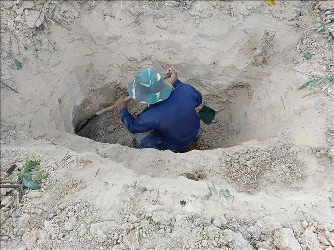 K53工作队组织开挖并发掘出两具烈士遗骸。图自越通社