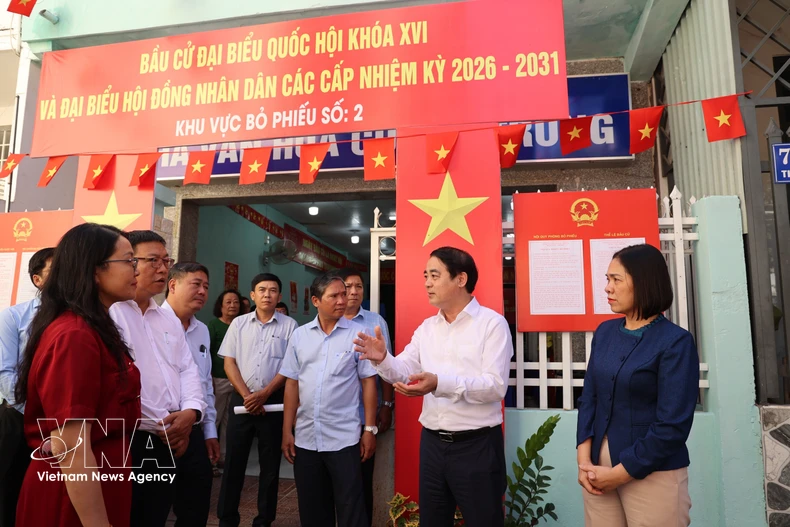 庆和省委书记、省选举指导委员会主任严春成视察了北芽庄坊的选举准备工作。图自越通社