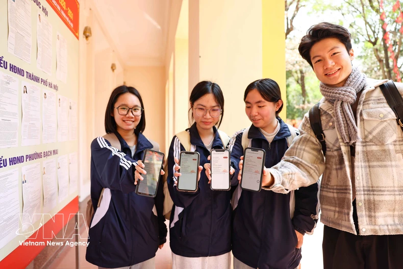 1800余名河内国民经济大学学生选民已准备好迎接这一重要日子，并在VNeID应用上“晒出”自己的投票地点。图自越通社