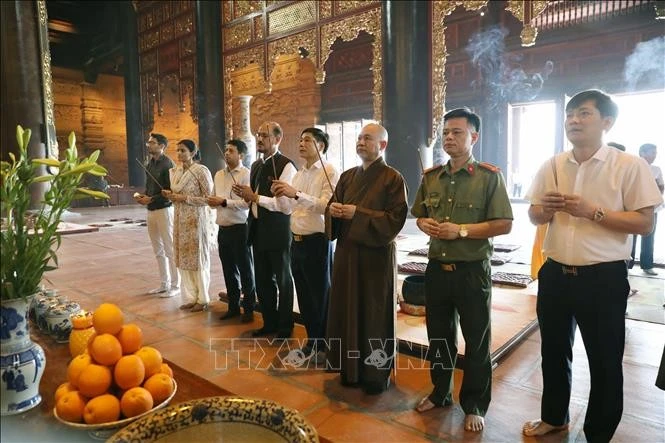 工作组在三祝寺考察佛陀舍利安置地点并敬香参拜。图自越通社