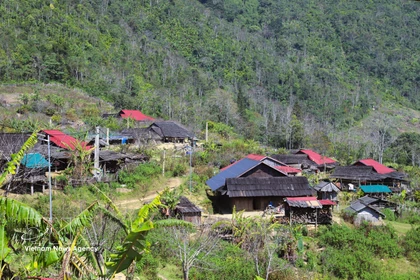 赫蒙族同胞在怀门村的粮仓采用两层结构，以木材建造并铺设杉木屋顶，独立于居住区，用于存放稻谷、木薯、红薯及玉米等农产品。