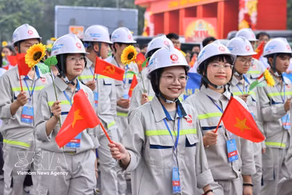 劳动者游行庆祝国际劳动节140周年。图片来源：越通社
