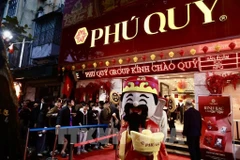 人们在富贵集团的一家金店买黄金，寄望新的一年吉祥如意、财源广进。图自越通社