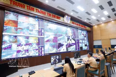 在公安部交通警察局指挥信息中心利用AI摄像头对交通状况进行全天候24小时监控。图自越通社