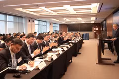 越南政府常务副总理阮和平走访纽约主要证券交易所并出席投资促进座谈会