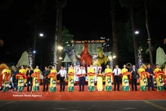 胡志明市第46届迎春花展开幕剪彩仪式。图自越通社