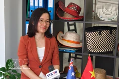 越南驻澳大利亚商务处首席代表、副总领事陈氏清美接受越通社记者采访。图自越通社