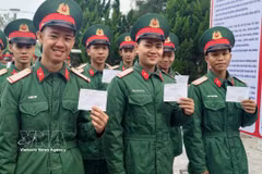 一大早，广治省草洲特区干部、战士及当地选民便踊跃参与投票。图自越通社