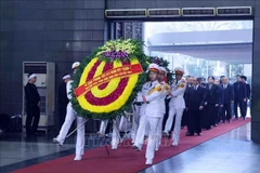 由范明政率领的越共中央委员和政府领导人代表团前来吊唁。图自越通社