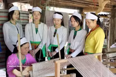 富寿省新山艺人们正向年轻一代传递热情，共同保护和弘扬芒族的传统土锦纺织技艺。图自越通社