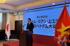 越南驻日本大使范光效在新闻发布会上发表讲话。图自越通社