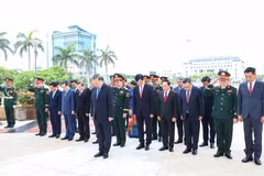 越共中央总书记、国家主席苏林在岘港市进香缅怀英雄烈士。图自baodanang.vn