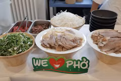 越南传统牛肉河粉亮相活动现场。图自越通社