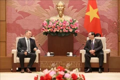 越南国会副主席陈光方上将会见匈牙利国会国家安全委员会主席佐尔坦·萨斯一行。图自越通社
