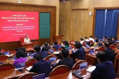 越共中央总书记苏林与学员们交流。图自越通社