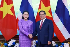 越南政府总理范明政与泰国总理佩通坦·钦那瓦共同主持第四次越泰联合内阁会议
