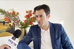 法国历史学家皮埃尔·朱尔努（Pierre Journoud）接受越通社记者采访。图自越通社