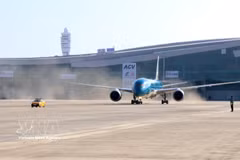 越南国家航空公司的波音787飞机首航降落隆城国际机场。图自越通社