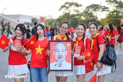 年轻人怀着民族自豪感，满怀热情地迎接国庆庆典。图自Vietnam+