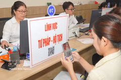 民众扫描二维码以查询司法领域的办事程序及档案流程。图自越通社