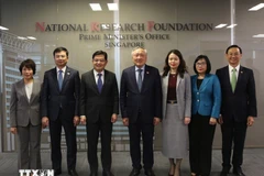 越南政府常务副总理阮和平一行与新加坡前副总理、前财政部长、前金融管理局局长王瑞杰合影。图自越通社