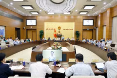 资料图：国会常委会于8月4日召开的会议现场。图自越通社