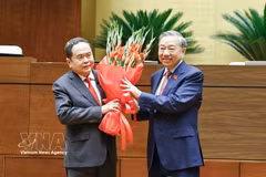 越共中央总书记苏林向第十六届国会主席陈青敏赠送鲜花表示祝贺。图自越通社