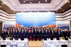 越共中央总书记、国家主席苏林同与会代表合影留念