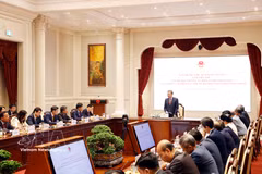 越共中央总书记、国家主席苏林在河内与外交部领导及越南驻外大使、代表机构首席代表召开了工作会议。图自越通社