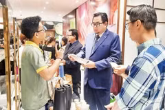 外商直接投资商参观在胡志明市投资贸易促进中心举行的食品展。nhandan.vn