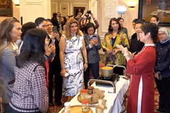 向美国外交界推广越南素食