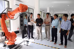 在岘港大学理工大学所属的工业机器人与人工智能应用研究开发培训中心进行工业机器人测试。图自越通社