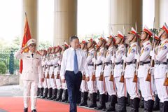 越共中央总书记、国家主席苏林在河内走访公安部业务技术中心。图自越通社